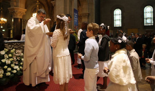 Celebración de la primera comunión en una iglesia. FRED DE NOYELLE GETTY