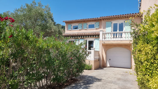 Cliquez sur la rubrique à droite "Villas dans le Clos des Oliviers à Vidauban" pour avoir + de photos. Vous pourrez découvrir alors un dossier de présentation complet et détaillé.