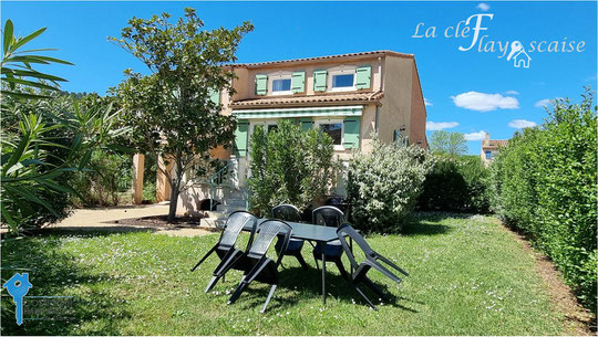 Cliquez sur la rubrique à droite "Villas dans le Clos des Oliviers à Vidauban" pour avoir + de photos. Vous pourrez découvrir alors un dossier de présentation complet et détaillé.