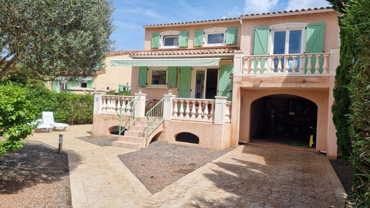 Cliquez sur la rubrique à droite "Villas dans le Clos des Oliviers à Vidauban" pour avoir + de photos. Vous pourrez découvrir alors un dossier de présentation complet et détaillé.