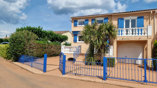 Cliquez sur la rubrique à droite "Villas dans le Clos des Oliviers à Vidauban" pour avoir + de photos. Vous pourrez découvrir alors un dossier de présentation complet et détaillé.