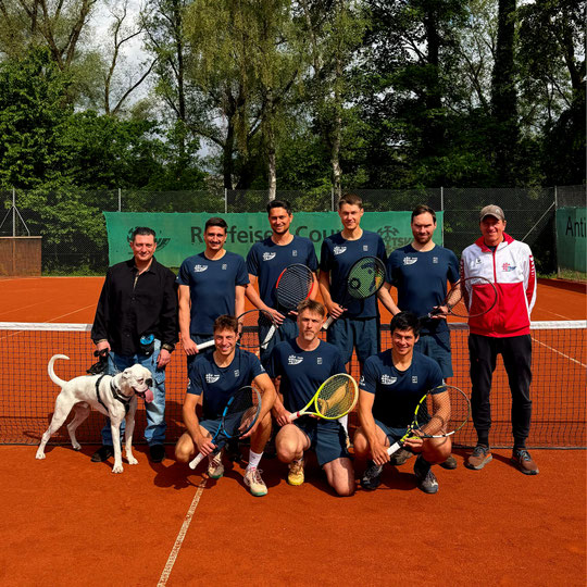 Die Tennis-Mannschaft Herren 30 der TeG Mühldorf TSV Mühldorf auf dem Tennisplatz mit Sponsor M. Franke Goldhandel.