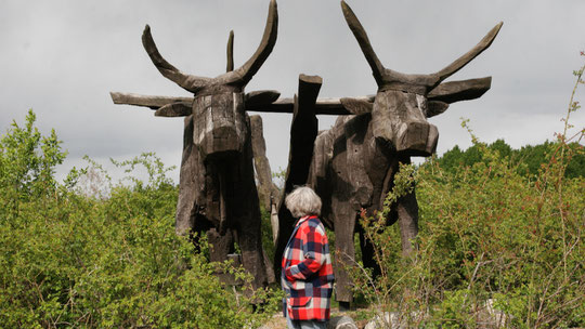 Auf einer Anhöhe in der Spreeaue gibt es diese beeindruckende Holzskulptur. © Griselka 2024