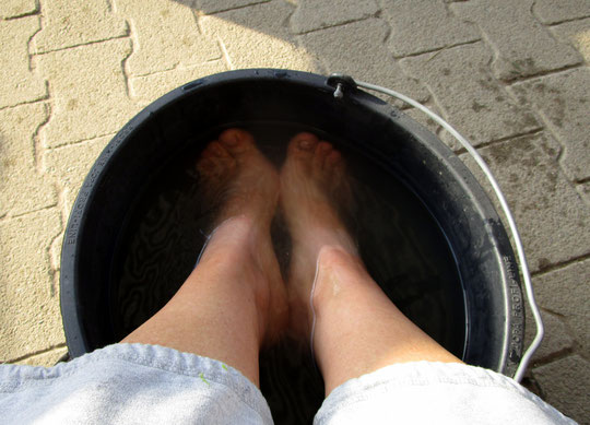 Nach der Stallarbeit: ein kühles Fußbad :-) 