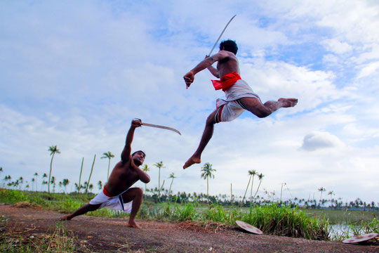 Due guerrieri indiani che si sfidano nell'arte marziale kalaripayattu