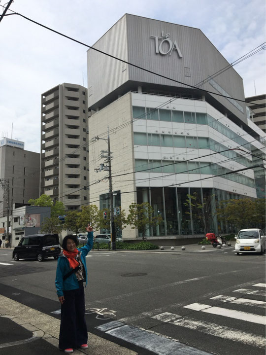 ＪＲ鶴橋駅からすぐにあります。