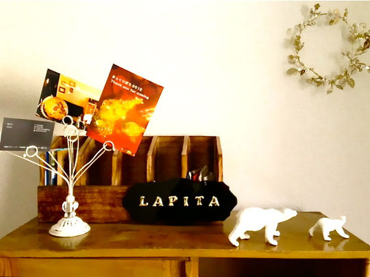 ポストカード完成品の最終チェックは　じっさいに　Lapita ラピタの部屋で　このように飾ってみて　感じをみます