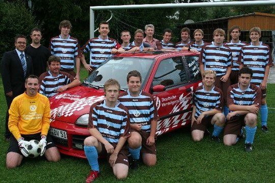 unser erste Seniorenmannschaft zusammen mit dem Trainer Ingo Jökel, 2. Vorsitzender Florian Seelig, Betreuer Axel Wagner und dem Sponsor der neuen Trikots Heiko Leonhardt.