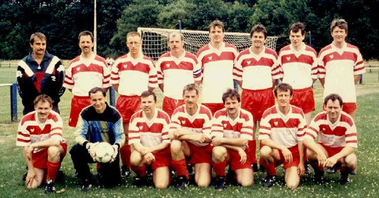 h.l.: Volker Schultheis, Werner Bensing, Edwin Möller, Harald Kullmann, Jörg Schütz, Michael Sacher, Ralf Larbig, Axel Wagner v.l.: Arnold Grauel, Michael Hübl, Bernd Leipold I, Peter Simon, Harald Seelig, Michael Wagner, Bernd Leipold II