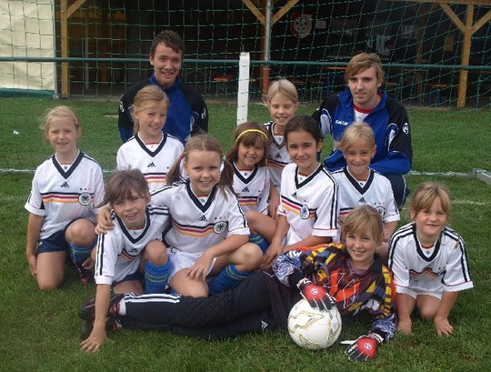 Das G-Mädchenteam in 2008 mit den Trainern Markus Rohrig und Patrick Leipold