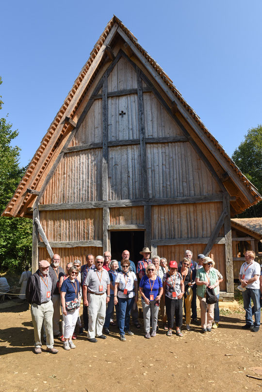 Gruppenfoto vor der fast fertiggestellten Holzkirche der Klosterstadt