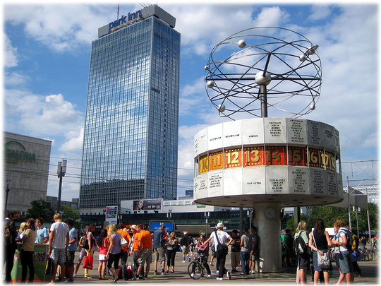 Bilderbuch Berlin: Ein Bild von der Weltzeituhr am Alexanderplatz und vom Park Inn Hotel. Das Foto zeigt außerdem betrunkene Jugendliche, die den Junggesellenabschied feiern.