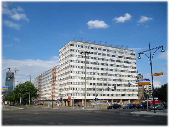 Ein Bild von einem alten DDR-Bürogebäude am Alex, das unsaniert ist und auf den Abriss wartet. Das Foto zeigt ein verkommenes altes Haus aus der sozialistischen DDR zu Zeiten Ostberlins.