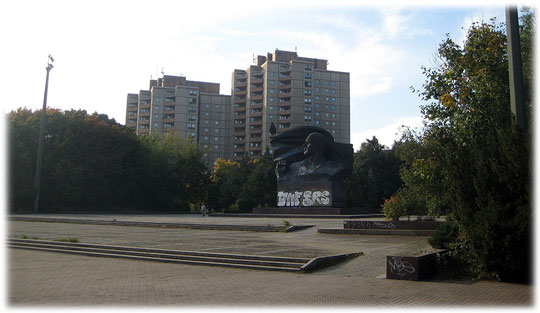 Ein Bild von Ernst Thälmann am Ernst-Thälmann-Park in Berlin. Ernst Thälmann war Vorsitzender der Kommunistischen Partei Deutschland KPD. Bilder von kommunistischen Symbolen in der DDR.