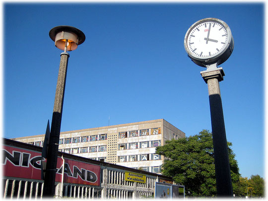 Bild von einem DDR-Bürohaus in Plattenbauweise. Zahlreiche Büros der DDR waren in der Platte untergebracht. Die DDR baute fast ausschließlich Plattenbauten.