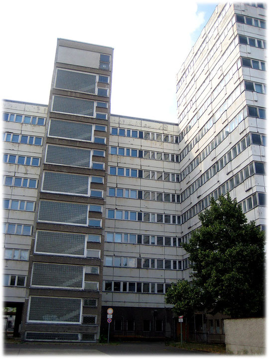 Ein Foto von der Hinterseite des Amtes für Statistik in der ehemaligen DDR. Die Bilder zeigen die Plattenbauweise der DDR, hier speziell am Amt für Statistik in der DDR.