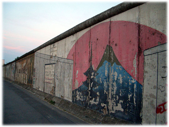 Bilder und Fotos von der Mauer in Berlin und den Resten der Berliner Mauer. Bild vom Mount Fuji in Japan auf der East-Side-Gallery. Viele Japaner fotografieren dieses Motiv auf der Berliner Mauer.