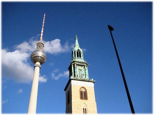 Das Bilderbuch Berlin zeigt interessante Fotos vom Fernsehturm am Alexanderplatz in Ostberlin, sowie Bilder von den Spuren der DDR und der Geschichte der DDR im Osten der Hauptstadt.