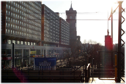 Das Bild zeigt die Plattenbauten Rathauspassagen am Alexanderplatz. Die DDR hat hier bevorzugte Sozialisten wohnen lassen, mitten im Herzen von Ostberlin. Bilder und Fotos aus der Geschichte vom Alex