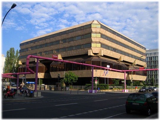 Ein Bild der Botschaft der Tschechischen Republik in Berlin. Das DDR-Bauwerk zeigt die moderne Architektur der 70er Jahre in der DDR. Das Bild zeigt den heutigen Zustand, der noch unverändert ist.