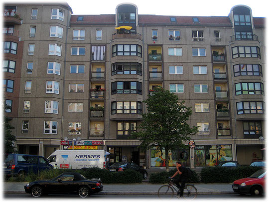 Auf diesem Foto der Edelplatte in Berlin Mitte erkennt jeder, dass der typische Ossi hier in besseren Verhältnissen wohnen durfte. Das Bild zeigt Balkone, Terrassen und einen schönen Wohnungsschnitt.