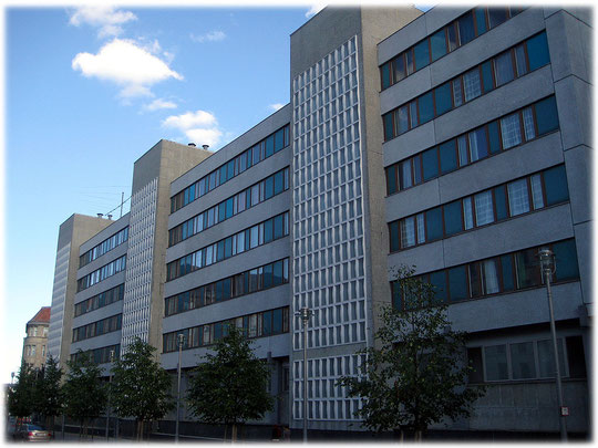 Ein Foto der Botschaft von Nordkorea in Berlin. Das DDR-Bauwerk ist in moderner DDR-Architektur errichtet. Früher stand hier das Hotel Kaiserhof, in dem Hitler oft residierte.