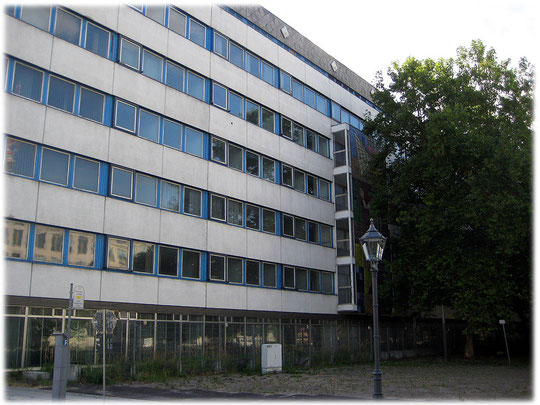Bilder vom Wandbild von Walter Womacka am DDR-Ministerium für Bauwesen. Der DDR-Künstler Womacka hat zahlreiche Wandbilder in Ostberlin gestaltet und wurde dadurch berühmt.