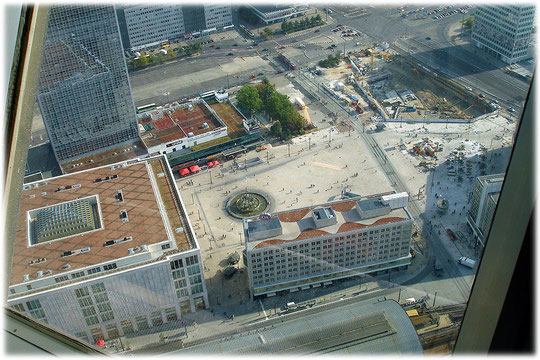 Bilder und Fotos vom Alexanderplatz in Berlin und von den Spuren der DDR am Alex. Geschichte der DDR am Alex. Das Bild zeigt einen Blick vom Fernsehturm aus auf den Platz herunter.