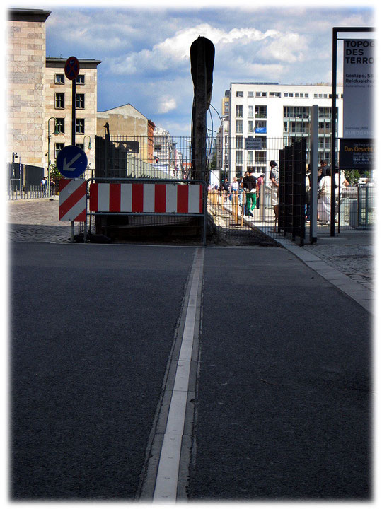 Auf diesem Bild sieht man die Berliner Mauer im Profil. Rechts ist das Denkmal "Topographie des Terrors", links verläuft die Niederkirchnerstraße. Bilderbuch Berlin - Die Geschichte Berlins.