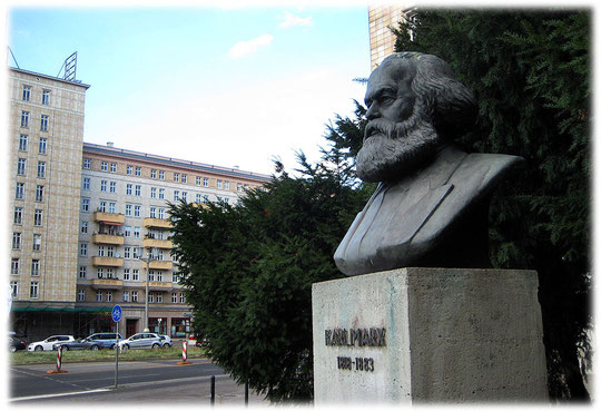 Bilder und Fotos von Karl Marx als Statue in Berlin. Karl Marx war ein Symbol für den Kommunismus und den Sozialismus in der DDR.