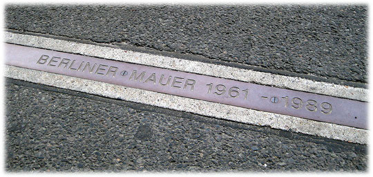 Bilder von den Spuren und Resten der Mauer in Berlin. Die Geschichte der Berliner Mauer im Bilderbuch Berlin. Fotos und Bilder von den Mauerresten in und um Berlin.