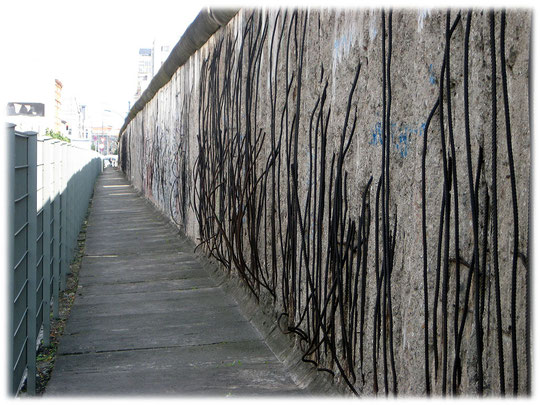 Fotos und Bilder der Spuren der Berliner Mauer. Die Reste der Berliner Mauer in Wort und Bild. Reste der Grenzanlage an der Niederkirchnerstraße in Berlin-Mitte.