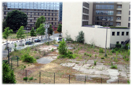 Spuren der Berliner Mauer am Potsdamer Platz. Bilder von einer ehemaligen Grenzanlage am Berliner Postdamer Platz. Reste eines Wachturms und einer Lichtananlage.