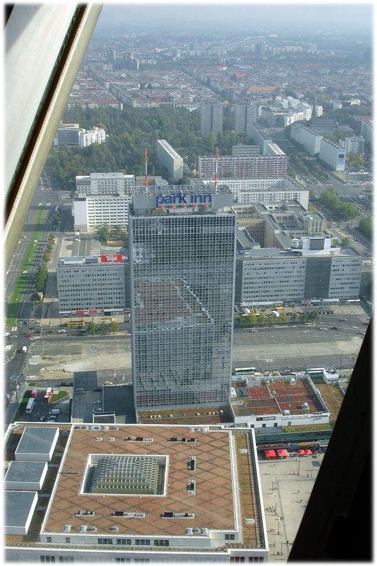 Das Bild zeigt den Alexanderplatz im Jahr 2007. Das Hotel Park Inn war während der DDR das Hotel Stadt Berlin. Bilderbuch über die Geschichte der DDR am Alexanderplatz.