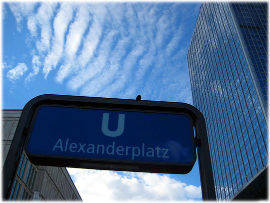 Das Bild zeigt den Ausgang der U2 am Alexanderplatz mit Ausgang in Richtung Hotel Park Inn und Galeria Kaufhof. Bilder und Fotos vom Alexanderplatz in Berlin mit den bauten aus der DDR.