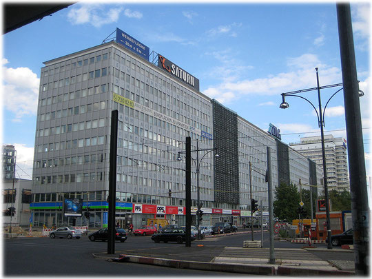 Das Foto zeigt Das Alfred-Döblin-Haus am Berliner Alexanderplatz. Auf dem Bild sind ganz schwach die Zitate aus dem Buch von Alfred Döblin zu erkennen. Bilder vom Alexanderplatz in Berlin.