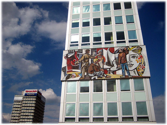 Das Haus des Lehrers am Alex in Berlin von der Seite. Bilder und Fotos aus der DDR. Kommunistische Symbole und sozialistische Symbole in der DDR und Ostberlin. Hinter dem Wandbild von Walter Womacka.