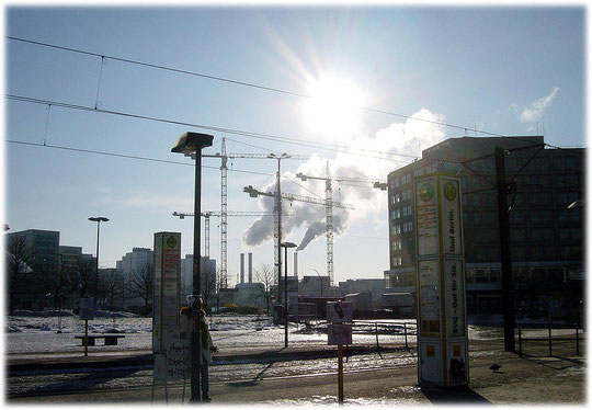 Ein Bild vom Alexanderplatz in Berlin, das in Richtung Jannowitzbrücke zeigt. Man sieht noch kein Einkaufszentrum Alexa und keinen Saturn Elektronikmarkt. Es ist Winter am Alex und es ist kalt.
