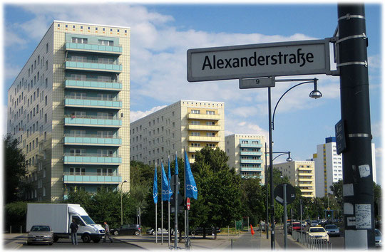 Bild von Plattenbauten am Alexanderplatz in Ost-Berlin. Die Fotos zeigen zahlreiche Plattenbausiedlungen rund um den Alex.