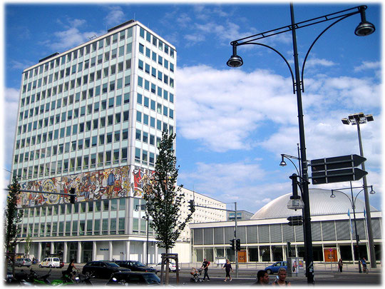Ein Bild vom haus des Lehrers und ein Bild von der Kongresshalle aus der DDR am Alexanderplatz in Berlin. Beide Bauten wurden zu Zeiten der DDR errichtet und können bis heute benutzt werden.