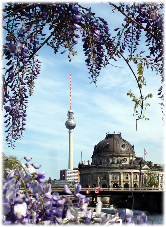 Bilder vom Berliner Fernsehturm. Der Turm wurde von der DDR erbaut und diente dem sozialistischen Ost-Berlin als Wahrzeichen. Auf dem Foto ist auch das Bode-Museum auf der Museums-Insel zu sehen.