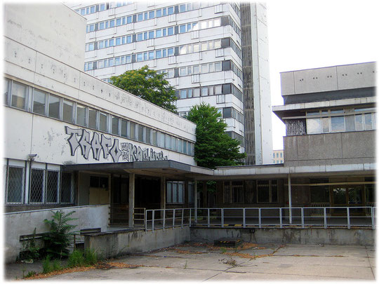 Ein Bild von einem DDR Hinterhof. Das Foto zeigt eine ehemalige Schule der DDR. Es war entweder ein DDR Gymnasium oder eine DDR Grundschule.