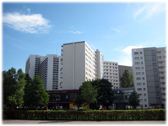 Auf dem Bild sieht man eine DDR-Plattenbau-Wohnsiedlung in Berlin Mitte, Leipziger Straße. Bilder von Wohnhäusern in Plattenbauweise.