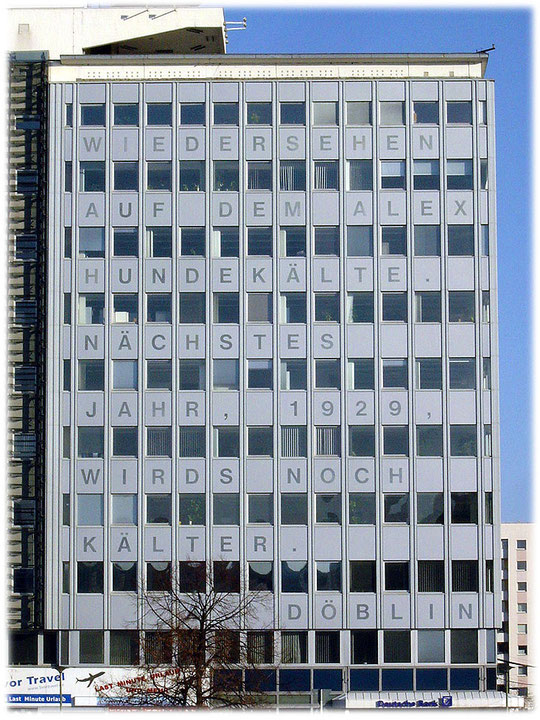 Ein Bild der Schrift von Alfred Dööblin am Berliner Alexanderplatz. Es ist ein Ausschnitt aus seinem berühmten Buch. Das Bilderbuch zeigt zahlreiche Bilder und Fotos der DDR und dem Alex.