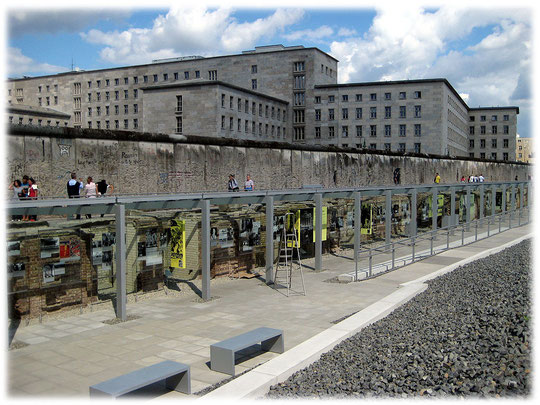 Mauerreste an der ehemaligen Gestapo-Zentrale der nazis in der Prinz-Albrecht-Straße 8. Die Nazis hatten hier einen Folterkeller und ein Gefängnis eingerichtet. Bilder der Mauer im Bilderbuch Berlin.