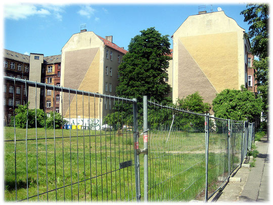 Bilder von Mauergrundstücken, die zum Mauerbau enteignet wurden. Die Grundstücksbesitzer mussten ihr Gut hergeben, damit die Grenze zwischen West und Ost errichtet werden konnte.