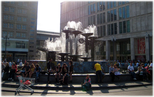 Das Bild zeigt den Brunnen der Völkerfreundschaft und die Punks, die am Alex wohnen und den Brunnen lieben. Bilder und Fotos aus der DDR und vom Alexanderplatz.