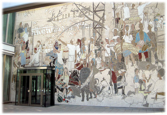 Bilder vom Mosaik am Eingang vom Cafe Moskau in Berlin Friedrichshain. Aus dem Leben der Völker der Sowjetunion des Malers Bert Heller. Foto vom Cafe Moskau in Berlin.