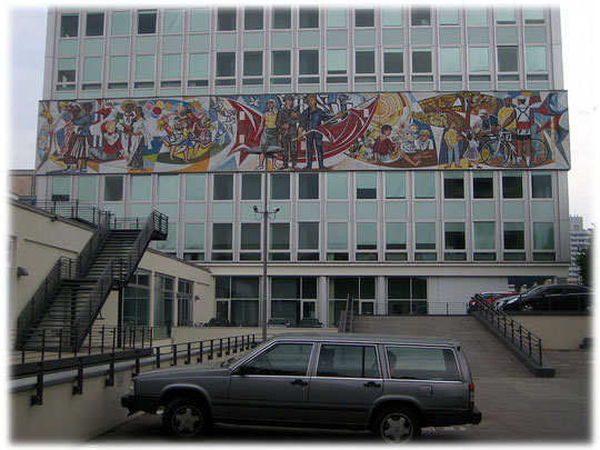 Bilder aus der DDR und Fotos von Symbolen der DDR. Der Kommunismus und der Sozialismus in der DDR in Wort und Bild. Bilder vom Realsozialismus in der DDR.
