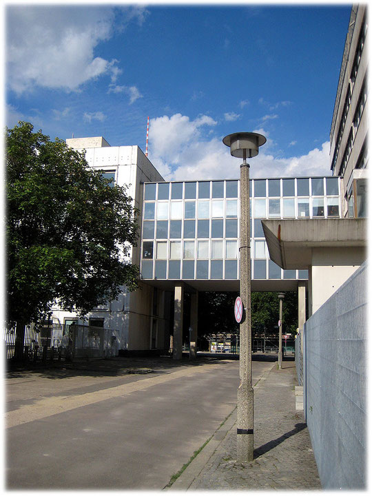 Ein Foto von einer historischen alten DDR Straßenlampe. Die Straßenleuchte der DDR steht hinter dem Ministerium für Bauwesen in der Breiten Straße in Berlin Mitte.